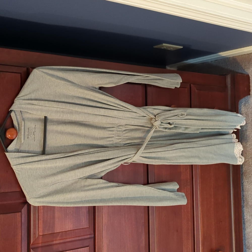 Women's maternity robe size medium